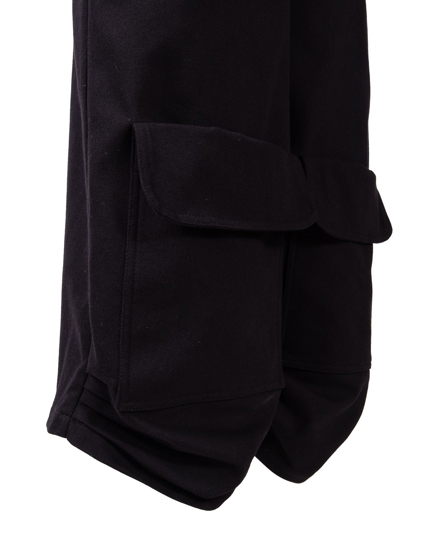 GUILLOTINE Black Three-Quarter Pleated Pants