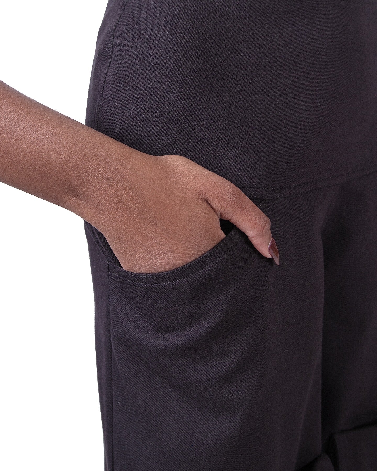 GUILLOTINE Black Three-Quarter Pleated Pants